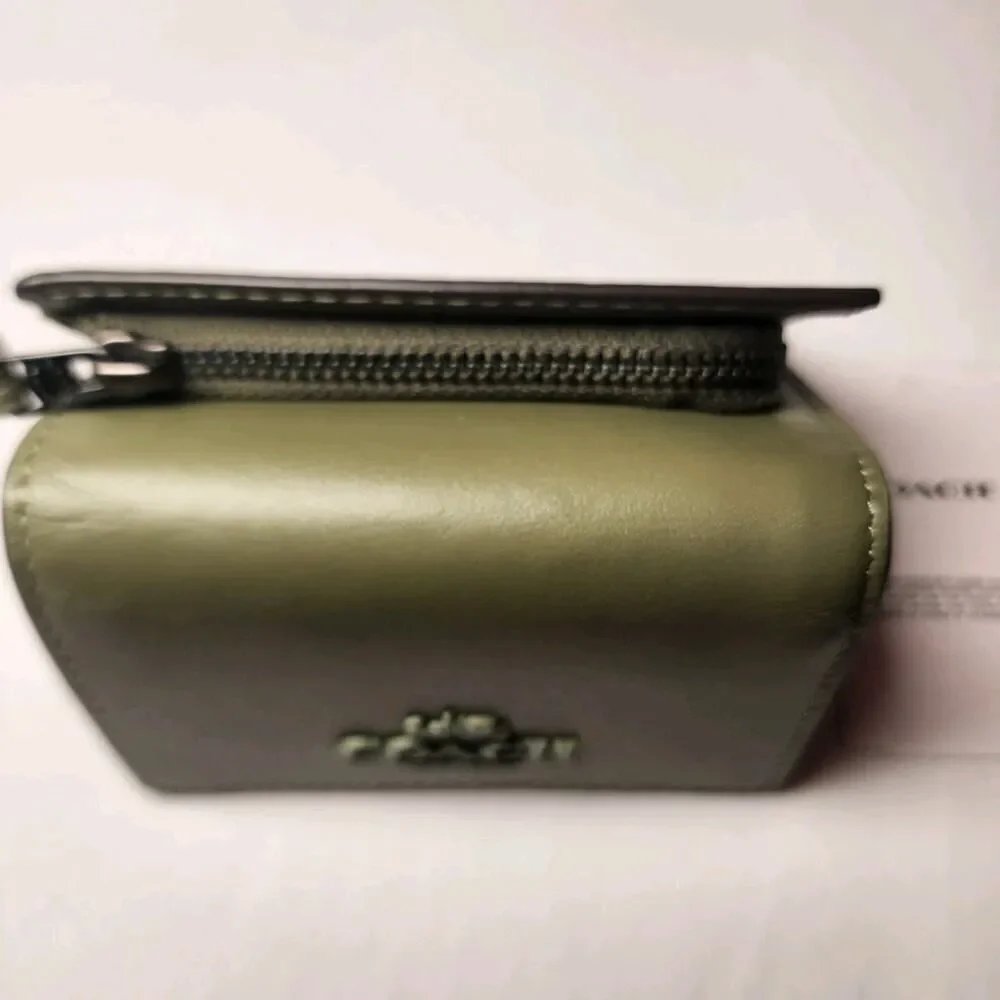 COACH’s LTH TNL HW MCRO WLLT 11001752US25 QB/MILITARY GREEN CP260 QBMGR